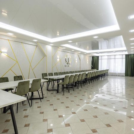 Iris Hotel Chisinau Exterior foto