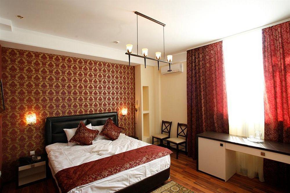Iris Hotel Chisinau Exterior foto