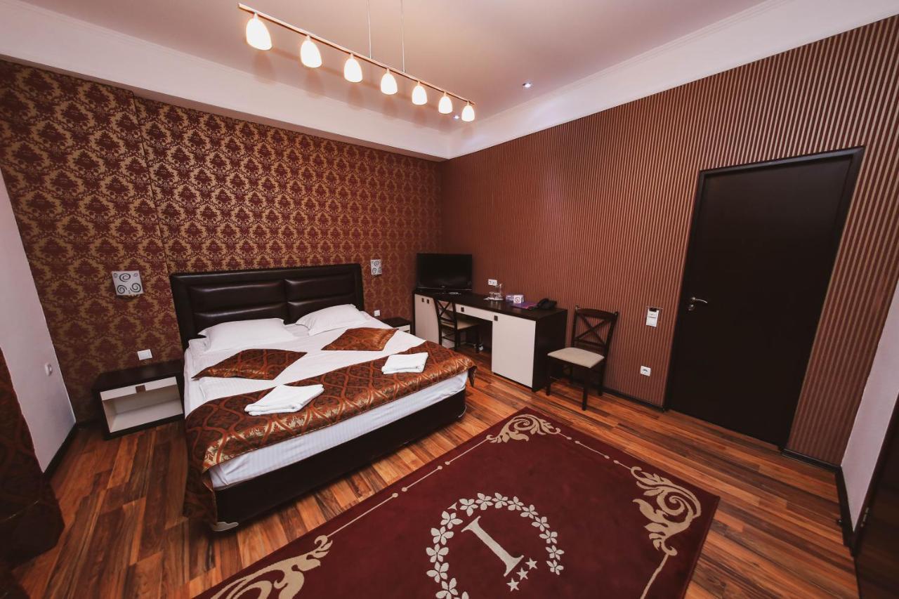 Iris Hotel Chisinau Exterior foto