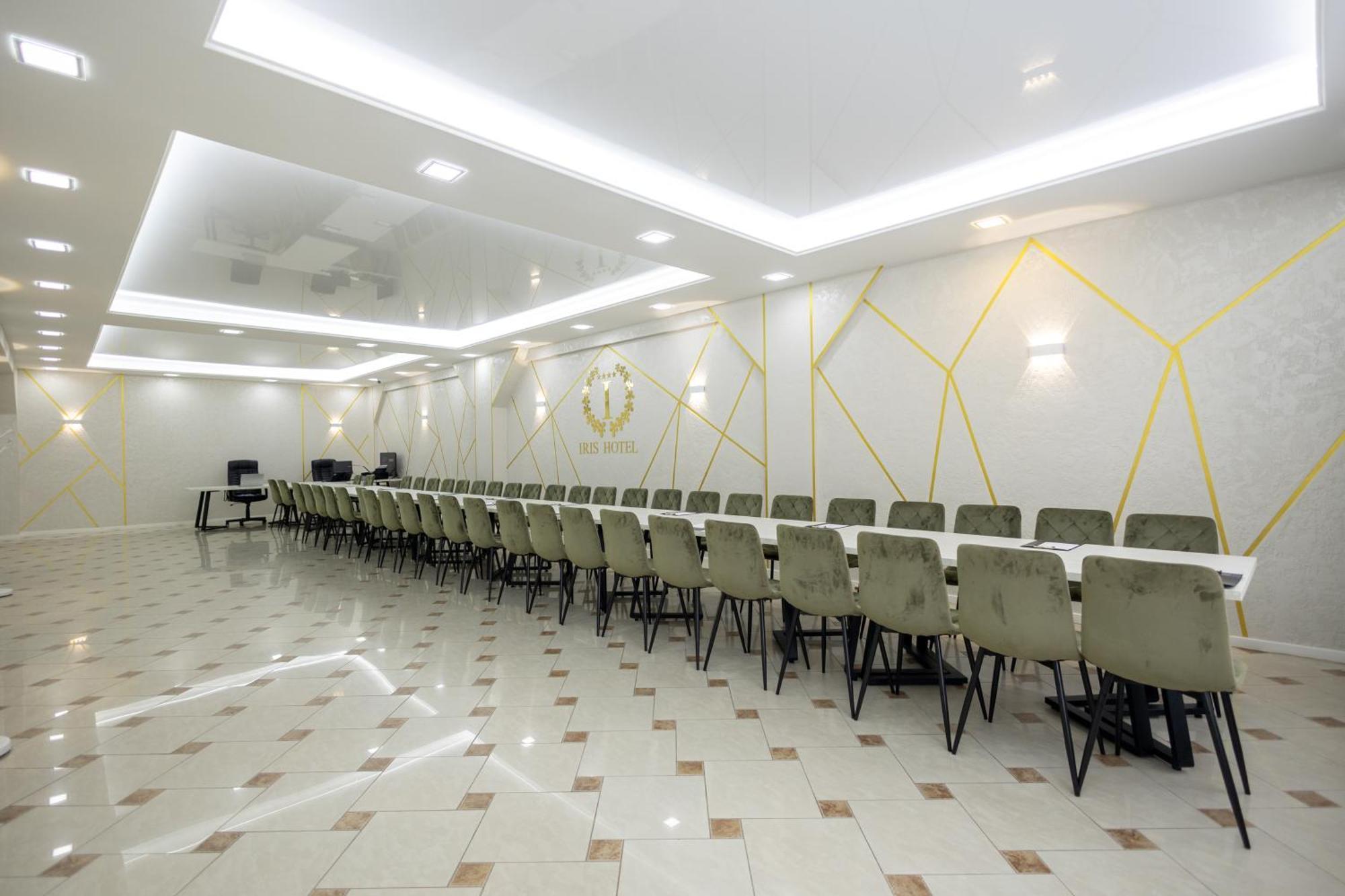Iris Hotel Chisinau Exterior foto